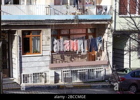 Istanbul, Turquie - 12 février 2020: Eyup ou Eyupsultan est un quartier du centre ville, des vêtements mouillés accrochés sur une corde étirée sur les loggias d'un apa Banque D'Images