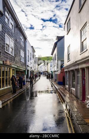 La partie supérieure de la rue Totnes High Street abrite plusieurs boutiques et restaurants indépendants. Totnes, Devon, Royaume-Uni. Banque D'Images