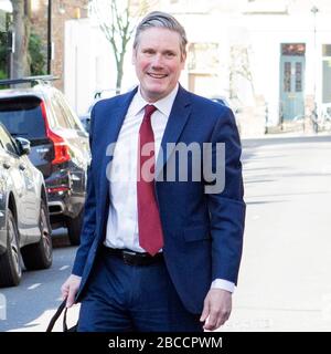 Le nouveau chef du travail, sir Kier Starmer, quitte son domicile ce matin au nord de Londres après avoir remporté la course à la direction pour devenir un nouveau chef de l'opposition Banque D'Images