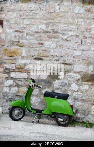 Scooter Vespa vert, centre historique, Gubbio, Ombrie, Italie, Europe Banque D'Images