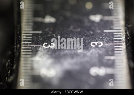 Vue macro de l'ancien instrument de mesure usé en pouces millimétriques Banque D'Images