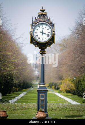 Parc Cismigiu au centre ville de Bucarest, Roumanie, pendant une journée de printemps ensoleillée. Banque D'Images