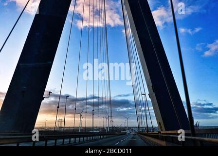 Hambourg, Allemagne. 31 décembre 2019. Le pont Köhlbrand. Plus de 3 600 mètres de long, le pont est le deuxième pont routier le plus long d'Allemagne et s'étend sur Köhlbrand entre Wilhelmsburg et la jonction Waltershof de l'autoroute  . Crédit: Soeren Stache/dpa-Zentralbild/ZB/dpa/Alay Live News Banque D'Images