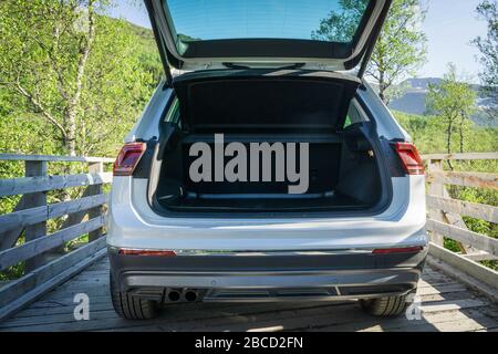 VW Tiguan garé sur le pont avec coffre ouvert Banque D'Images