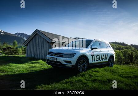 Blanc VW Tiguan au coucher du soleil Banque D'Images