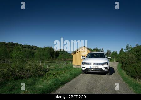 VW Tiguan sur une petite route rurale orientée vers l'avant Banque D'Images