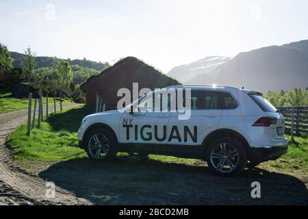 VW Tiguan garé sur une ferme rurale, vu de côté. Banque D'Images