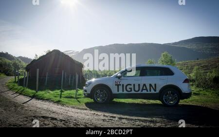 VW Tiguan garé sur une ferme rurale, vu de côté. Banque D'Images