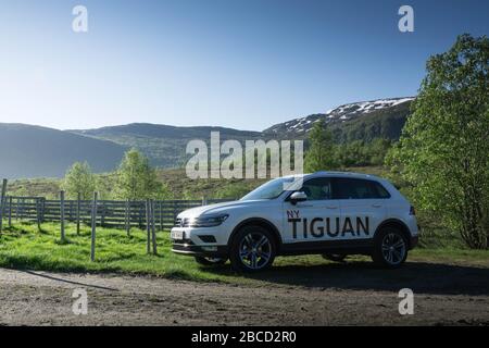 VW Tiguan garé sur une ferme rurale, vu de côté. Banque D'Images