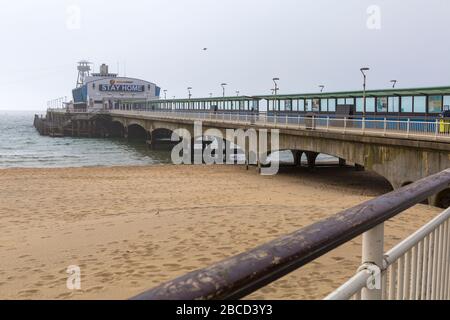 Bournemouth, Dorset Royaume-Uni. 4 avril 2020. Coronavirus impact à Bournemouth - rester maison signe sur la jetée qui est fermée avec plage vide crédit: Carolyn Jenkins/Alay Live News Banque D'Images