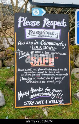 Balquhidder, Stirlingshire, Écosse, Royaume-Uni. 4 avril 2020. Balquhidder, est l'un des nombreux sites de beauté Stirlingshire qui ont été témoins d'une augmentation des visiteurs immédiatement avant le verrouillage du coronavirus. Il y a maintenant un panneau à l'entrée du village demandant aux gens de ne pas visiter en raison d'un manque d'infrastructure et de soutien, avec, par exemple, l'hôpital le plus proche à 40 miles de distance. Les routes de la région ont été presque désertées ce matin, car les gens semblent suivre les instructions pour 's'y rendre à la maison' crédit: Kay Roxby/Alay Live News Banque D'Images