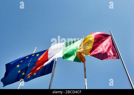 4 avril 2020, Roma, Roma, Italie: Virus Coran, COD-19, urgence dans les rues des Roms..le gouvernement italien a adopté la mesure d'un lock-out national en fermant toutes les activités, à l'exception des services essentiels dans une tentative de lutte contre le Coronavirus (COVID-19). Toute la ville, comme tout le pays, est en quarantaine et le mouvement est limité au nécessaire. .les rues de la ville sont vides et contrôlées par l'amry. (Image crédit : © Matteo Trevisan/ZUMA Wire) Banque D'Images