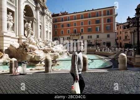 4 avril 2020, Roma, Roma, Italie: Virus Coran, COD-19, urgence dans les rues des Roms..le gouvernement italien a adopté la mesure d'un lock-out national en fermant toutes les activités, à l'exception des services essentiels dans une tentative de lutte contre le Coronavirus (COVID-19). Toute la ville, comme tout le pays, est en quarantaine et le mouvement est limité au nécessaire. .les rues de la ville sont vides et contrôlées par l'amry. (Image crédit : © Matteo Trevisan/ZUMA Wire) Banque D'Images