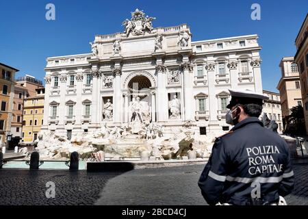 4 avril 2020, Roma, Roma, Italie: Virus Coran, COD-19, urgence dans les rues des Roms..le gouvernement italien a adopté la mesure d'un lock-out national en fermant toutes les activités, à l'exception des services essentiels dans une tentative de lutte contre le Coronavirus (COVID-19). Toute la ville, comme tout le pays, est en quarantaine et le mouvement est limité au nécessaire. .les rues de la ville sont vides et contrôlées par l'amry. (Image crédit : © Matteo Trevisan/ZUMA Wire) Banque D'Images