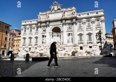 4 avril 2020, Roma, Roma, Italie: Virus Coran, COD-19, urgence dans les rues des Roms..le gouvernement italien a adopté la mesure d'un lock-out national en fermant toutes les activités, à l'exception des services essentiels dans une tentative de lutte contre le Coronavirus (COVID-19). Toute la ville, comme tout le pays, est en quarantaine et le mouvement est limité au nécessaire. .les rues de la ville sont vides et contrôlées par l'amry. (Image crédit : © Matteo Trevisan/ZUMA Wire) Banque D'Images