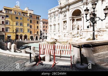 Roma, Roma, Italie. 4 avril 2020. Le virus Coran, COD-19, urgence dans les rues des Roms.le gouvernement italien a adopté la mesure d'un lock-out national en fermant toutes les activités, à l'exception des services essentiels dans une tentative de lutte contre le Coronavirus (COVID-19). Toute la ville, comme tout le pays, est en quarantaine et le mouvement est limité au nécessaire. Les rues de la ville sont vides et contrôlées par l'amry. Crédit: Matteo Trevisan/ZUMA Wire/Alay Live News Banque D'Images
