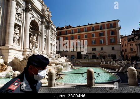 Roma, Roma, Italie. 4 avril 2020. Le virus Coran, COD-19, urgence dans les rues des Roms.le gouvernement italien a adopté la mesure d'un lock-out national en fermant toutes les activités, à l'exception des services essentiels dans une tentative de lutte contre le Coronavirus (COVID-19). Toute la ville, comme tout le pays, est en quarantaine et le mouvement est limité au nécessaire. Les rues de la ville sont vides et contrôlées par l'amry. Crédit: Matteo Trevisan/ZUMA Wire/Alay Live News Banque D'Images