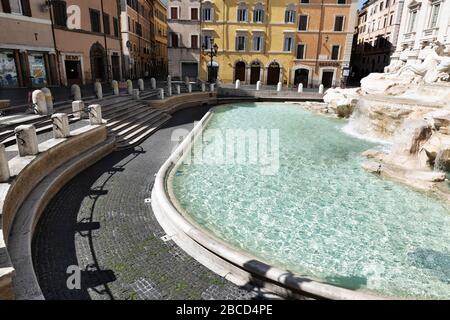 Roma, Roma, Italie. 4 avril 2020. Le virus Coran, COD-19, urgence dans les rues des Roms.le gouvernement italien a adopté la mesure d'un lock-out national en fermant toutes les activités, à l'exception des services essentiels dans une tentative de lutte contre le Coronavirus (COVID-19). Toute la ville, comme tout le pays, est en quarantaine et le mouvement est limité au nécessaire. Les rues de la ville sont vides et contrôlées par l'amry. Crédit: Matteo Trevisan/ZUMA Wire/Alay Live News Banque D'Images