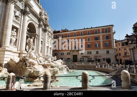 Roma, Roma, Italie. 4 avril 2020. Le virus Coran, COD-19, urgence dans les rues des Roms.le gouvernement italien a adopté la mesure d'un lock-out national en fermant toutes les activités, à l'exception des services essentiels dans une tentative de lutte contre le Coronavirus (COVID-19). Toute la ville, comme tout le pays, est en quarantaine et le mouvement est limité au nécessaire. Les rues de la ville sont vides et contrôlées par l'amry. Crédit: Matteo Trevisan/ZUMA Wire/Alay Live News Banque D'Images