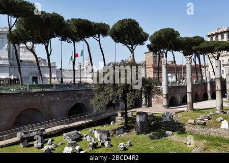 Roma, Roma, Italie. 4 avril 2020. Le virus Coran, COD-19, urgence dans les rues des Roms.le gouvernement italien a adopté la mesure d'un lock-out national en fermant toutes les activités, à l'exception des services essentiels dans une tentative de lutte contre le Coronavirus (COVID-19). Toute la ville, comme tout le pays, est en quarantaine et le mouvement est limité au nécessaire. Les rues de la ville sont vides et contrôlées par l'amry. Crédit: Matteo Trevisan/ZUMA Wire/Alay Live News Banque D'Images