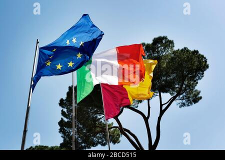 Roma, Roma, Italie. 4 avril 2020. Le virus Coran, COD-19, urgence dans les rues des Roms.le gouvernement italien a adopté la mesure d'un lock-out national en fermant toutes les activités, à l'exception des services essentiels dans une tentative de lutte contre le Coronavirus (COVID-19). Toute la ville, comme tout le pays, est en quarantaine et le mouvement est limité au nécessaire. Les rues de la ville sont vides et contrôlées par l'amry. Crédit: Matteo Trevisan/ZUMA Wire/Alay Live News Banque D'Images