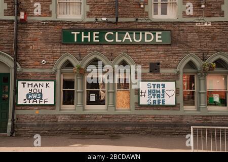 Cardiff, Pays de Galles, Royaume-Uni. 4 avril 2020. Un pub fermé en raison de la pandémie de Coronavirus montre son soutien au NHS. The Claude Inn, Cardiff, Pays de Galles, Royaume-Uni. Crédit: Haydn Denman/Alay Live News. Banque D'Images