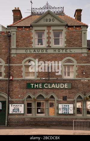 Cardiff, Pays de Galles, Royaume-Uni. 4 avril 2020. Un pub fermé en raison de la pandémie de Coronavirus montre son soutien au NHS. The Claude Inn, Cardiff, Pays de Galles, Royaume-Uni. Crédit: Haydn Denman/Alay Live News. Banque D'Images