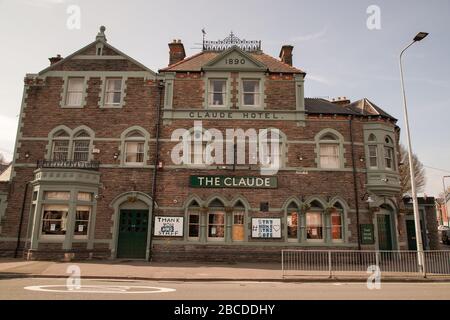 Cardiff, Pays de Galles, Royaume-Uni. 4 avril 2020. Un pub fermé en raison de la pandémie de Coronavirus montre son soutien au NHS. The Claude Inn, Cardiff, Pays de Galles, Royaume-Uni. Crédit: Haydn Denman/Alay Live News. Banque D'Images