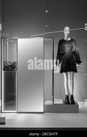 Mannequin debout dans un salon de café avec vitrine de la boutique de vêtements décontractés pour Femme dans un centre commercial Banque D'Images