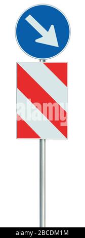 Obligatoire garder l'obstacle droit dévier le panneau de signalisation routière, isolé Union européenne signalisation de la barrière de sécurité routière sur le poteau, grand passage de voies rondes bleues Banque D'Images