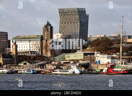 Hambourg, Allemagne. 31 décembre 2019. Vue panoramique sur la rivière Elbe jusqu'aux étages d'atterrissage avec la scène d'atterrissage, l'hôtel Hafen Hamburg et le gratte-ciel 'Tanzende Türme'. Crédit: Soeren Stache/dpa-Zentralbild/ZB/dpa/Alay Live News Banque D'Images