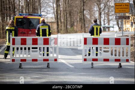 04 avril 2020, Thuringe, Neustadt am Rennsteig: Les pompiers sont à la barrière de la zone en quarantaine. Depuis presque deux semaines, la place dans la forêt de Thuringe est en quarantaine en raison d'un nombre croissant de personnes souffrant de Covid-19. Photo: Michael Reichel/dpa-Zentralbild/dpa Banque D'Images