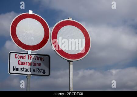 04 avril 2020, Thuringe, Neustadt am Rennsteig: Panneaux à la barrière de l'accès au village de mettre hors quarantaine le village. Depuis près de deux semaines, le village de la forêt de Thuringe est en quarantaine en raison d'un grand nombre de personnes souffrant de Covid-19. Photo: Michael Reichel/dpa-Zentralbild/dpa Banque D'Images