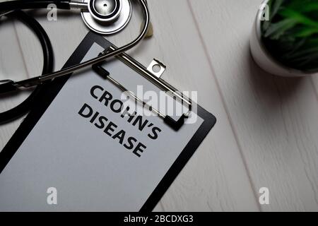 La maladie de Crohn écrire sur une paperasse isolée sur table en bois. Concept médical Banque D'Images