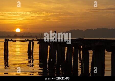 Magnifique lever de soleil sur la mer près du pont en bois à la jetée de pêcheur Penang, Malaisie. Banque D'Images