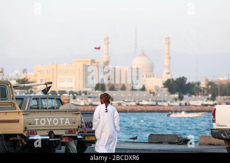 Les prises quotidiennes de poisson sont débarquées, inspectées par des acheteurs potentiels et vendues aux enchères à sur, dans le nord-est d'Oman Banque D'Images