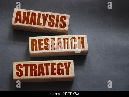 Analyse des mots de stratégie de recherche sur des blocs de bois avec copyspace. Étude de marché dans Business concept Banque D'Images