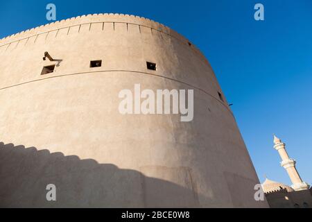 La tour principale et les cérenellations du fort de Nizwa sont l'un des sites les plus visités du pays, Nizwa, Oman Banque D'Images