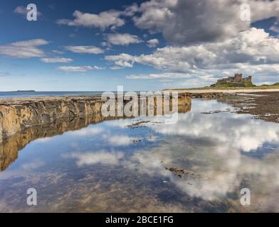 Château de Bamburgh sur la côte de Northumberland Banque D'Images