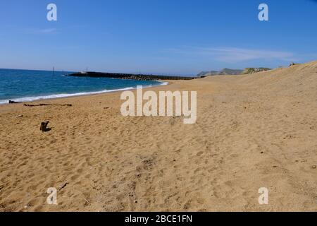 West Bay, Dorset, Royaume-Uni. 4 avril 2020. La plage de West Bay est pratiquement désertée malgré le soleil, car les gens s'éloignent de la côte Dorset pendant le verrouillage du gouvernement du Coronavirus. Crédit: Tom Corban/Alay Live News Banque D'Images