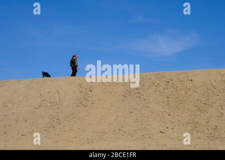 West Bay, Dorset, Royaume-Uni. 4 avril 2020. La plage de West Bay est pratiquement désertée malgré le soleil, car les gens s'éloignent de la côte Dorset pendant le verrouillage du gouvernement du Coronavirus. Crédit: Tom Corban/Alay Live News Banque D'Images