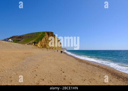 West Bay, Dorset, Royaume-Uni. 4 avril 2020. La plage de West Bay est pratiquement désertée malgré le soleil, car les gens s'éloignent de la côte Dorset pendant le verrouillage du gouvernement du Coronavirus. Crédit: Tom Corban/Alay Live News Banque D'Images