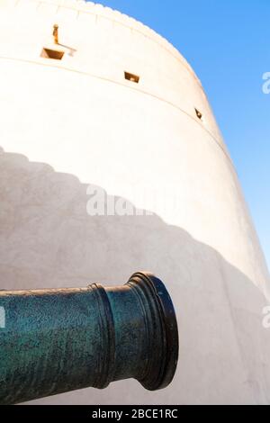 La tour principale et les cérenellations du fort de Nizwa sont l'un des sites les plus visités du pays, Nizwa, Oman Banque D'Images