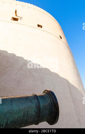 La tour principale et les cérenellations du fort de Nizwa sont l'un des sites les plus visités du pays, Nizwa, Oman Banque D'Images