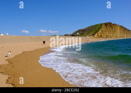 West Bay, Dorset, Royaume-Uni. 4 avril 2020. La plage de West Bay est pratiquement désertée malgré le soleil, car les gens s'éloignent de la côte Dorset pendant le verrouillage du gouvernement du Coronavirus. Crédit: Tom Corban/Alay Live News Banque D'Images