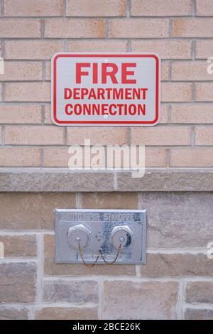 Connexion permettant aux pompiers de fournir de l'eau au réseau sprinkleur d'un bâtiment commercial en cas d'urgence. Banque D'Images
