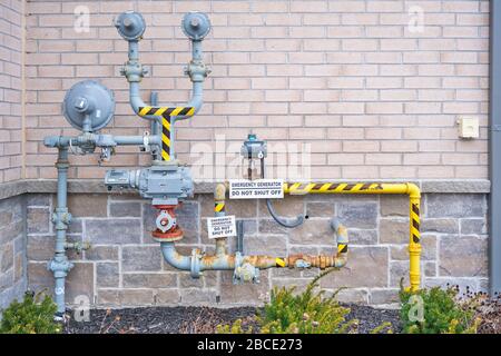 Régulateurs et vannes de gaz naturel installés à l'extérieur d'un bâtiment industriel. Banque D'Images