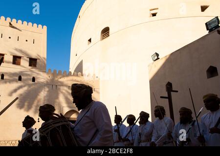 La tour principale et les cérenellations du fort de Nizwa sont l'un des sites les plus visités du pays, Nizwa, Oman Banque D'Images