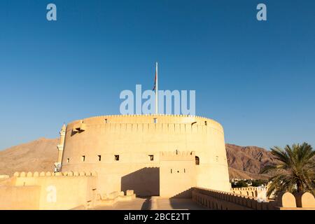 La tour principale et les cérenellations du fort de Nizwa sont l'un des sites les plus visités du pays, Nizwa, Oman Banque D'Images