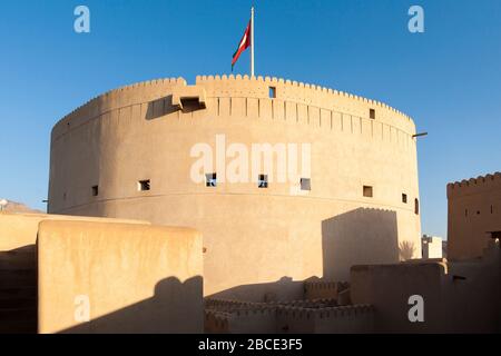 La tour principale et les cérenellations du fort de Nizwa sont l'un des sites les plus visités du pays, Nizwa, Oman Banque D'Images